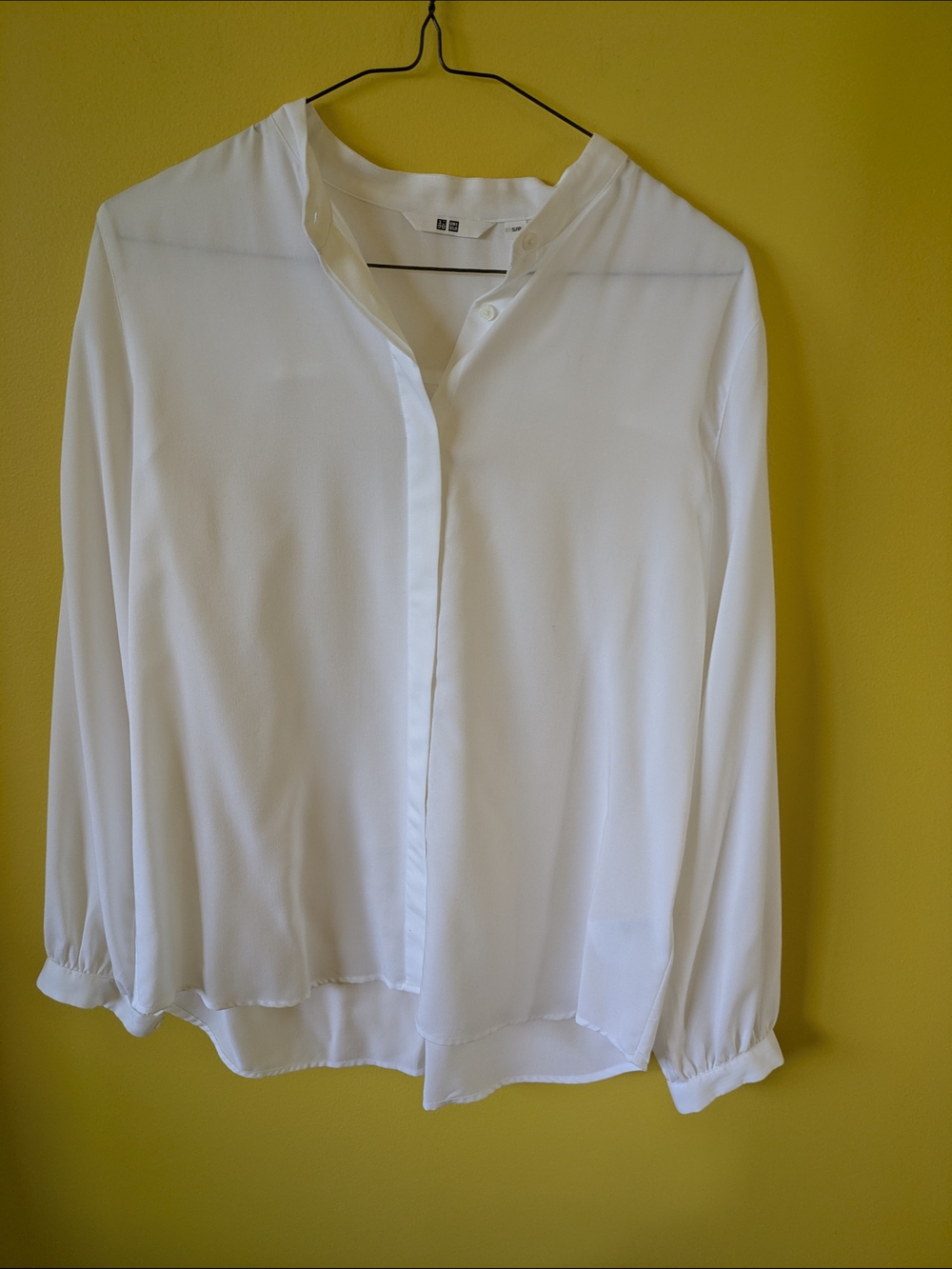 Top UNIQLO  White Button-Down Shirt